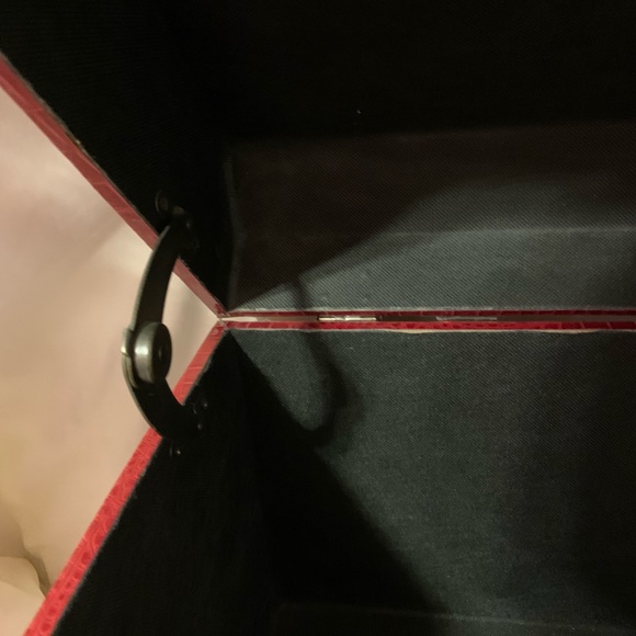 Red Hinged Chest that snaps closed - Picture 3 of 8